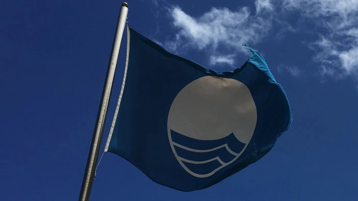 Blaue Fahne Strand Kanarische Inseln Teneriffa